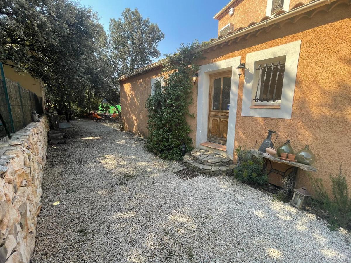 Bed and Breakfast Le Calme De La Garrigue Russan Exterior foto