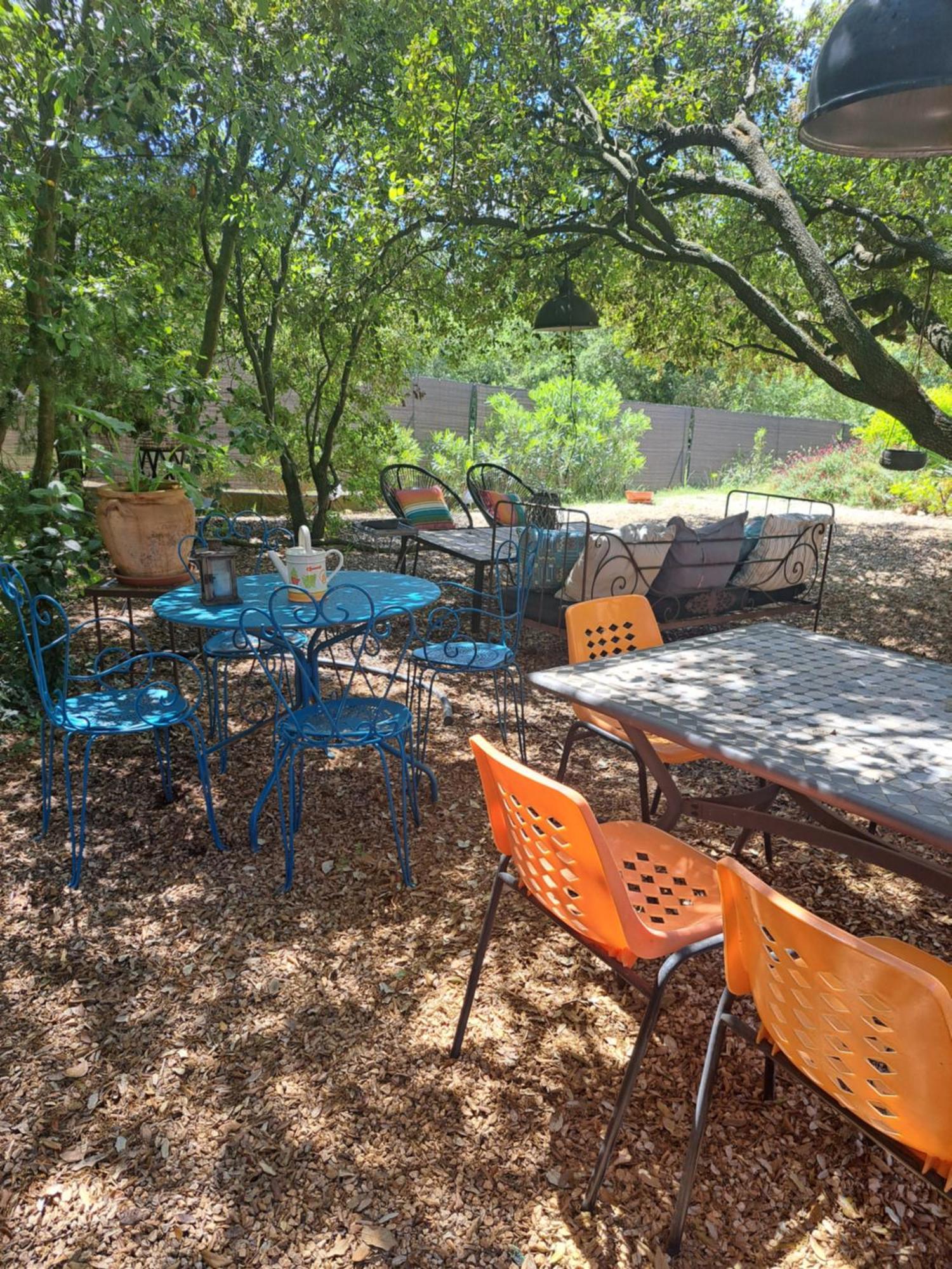 Bed and Breakfast Le Calme De La Garrigue Russan Exterior foto